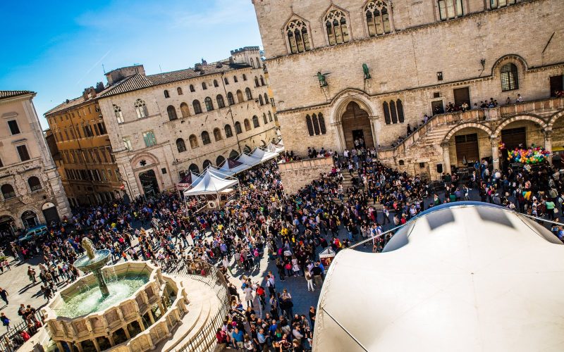 Crowds filling Perugia's Piazza IV Novembre around the Fontana Maggiore during Eurochocolate