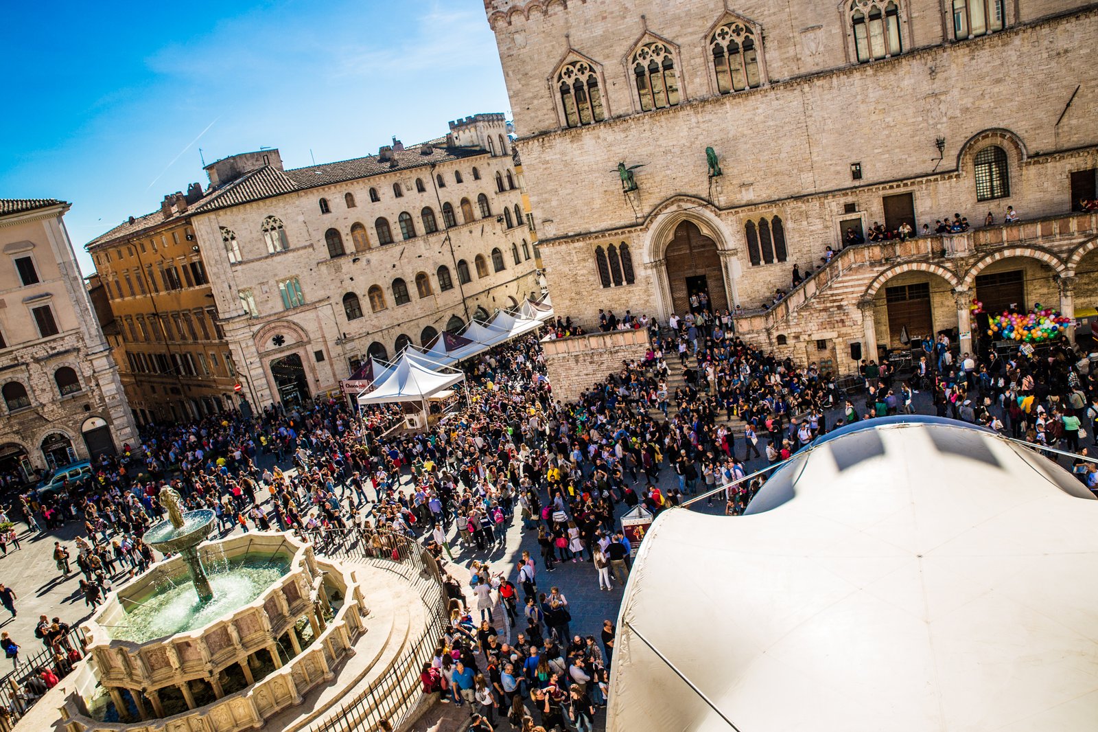 Crowds filling Perugia's Piazza IV Novembre around the Fontana Maggiore during Eurochocolate