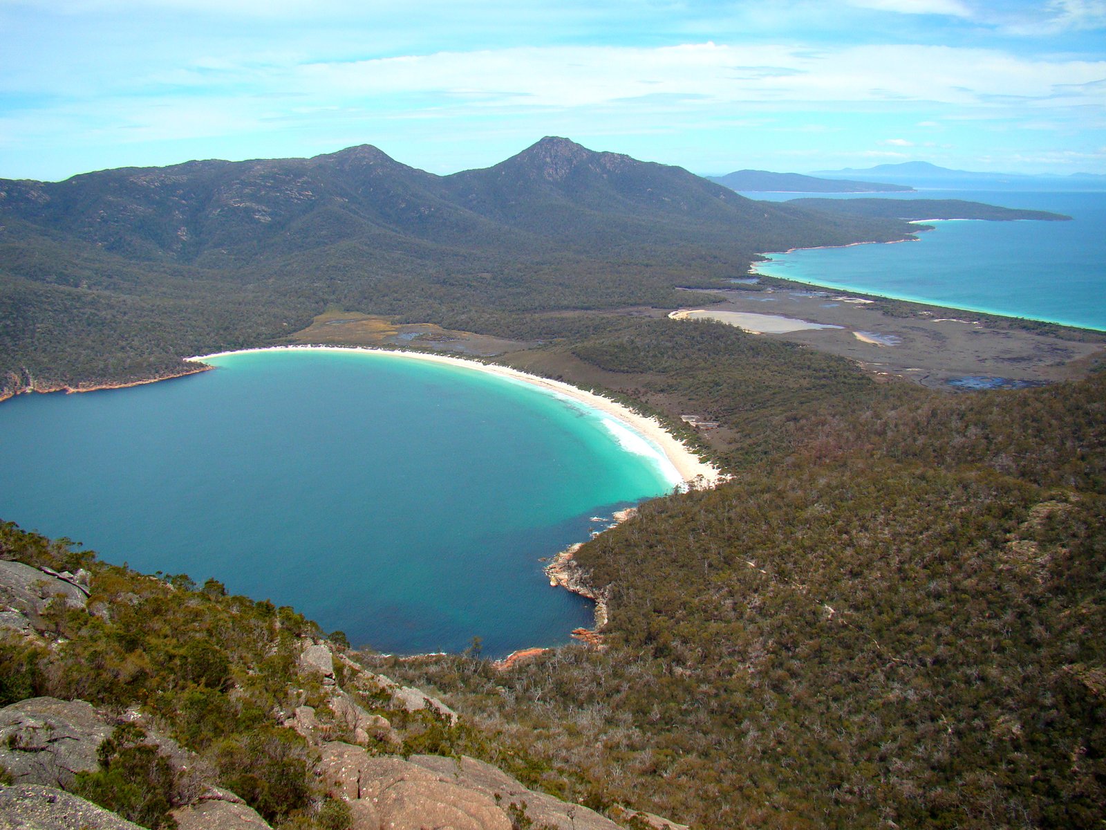 Turquoise Wineglass Bay and its white beach in Freycinet National Park, Tasmania