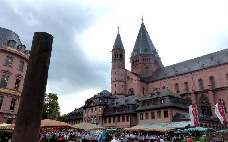 Mainz Cathedral rising above the market square with stalls and a Heunen column